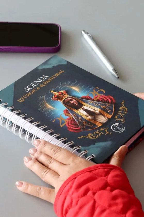 Produto Agenda Lit&uacute;rgica e Pastoral 2026 - Capa Especial